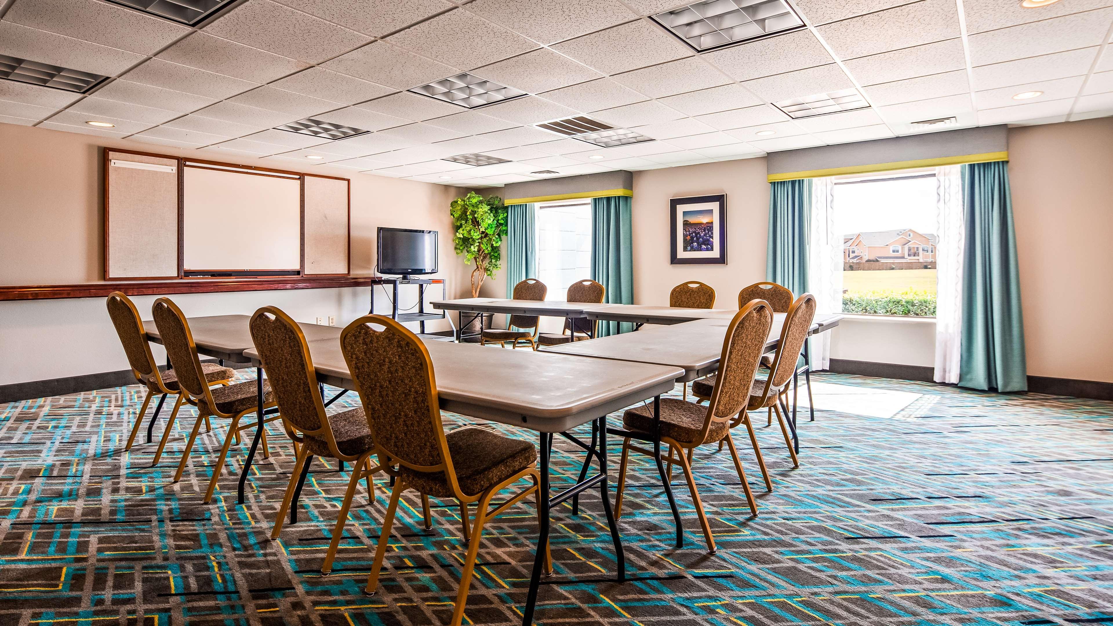 Ramada By Wyndham Burkburnett - Wichita Falls Exterior photo