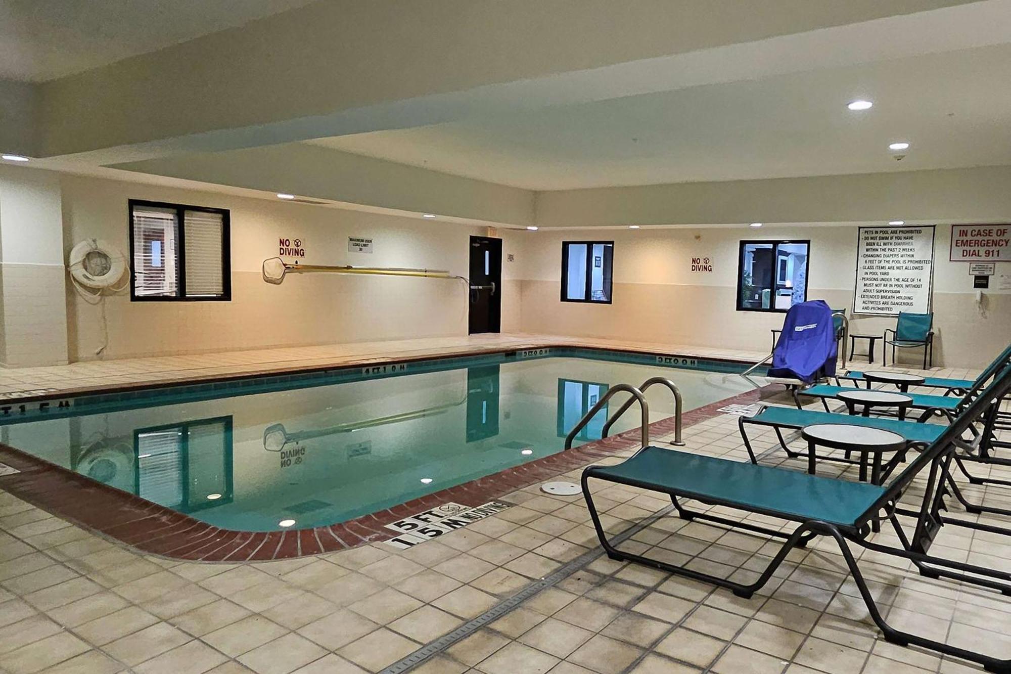 Ramada By Wyndham Burkburnett - Wichita Falls Exterior photo