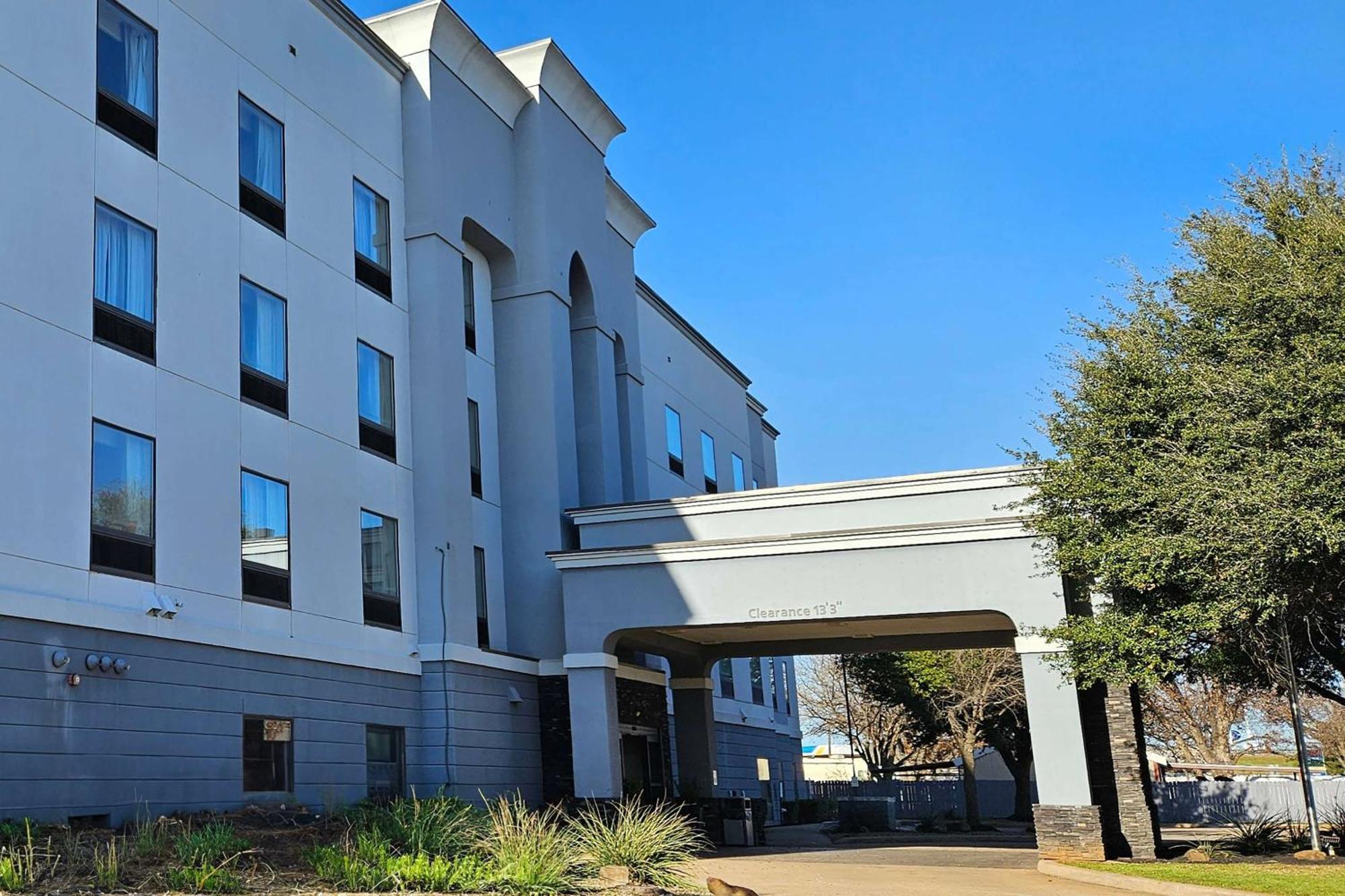 Ramada By Wyndham Burkburnett - Wichita Falls Exterior photo